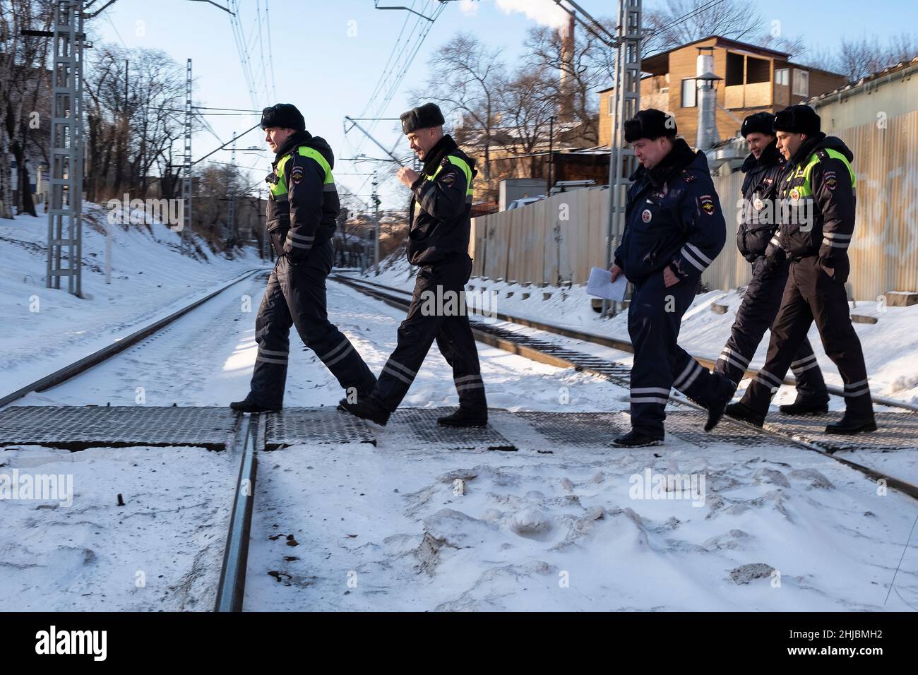 Eine Gruppe Polizisten geht auf den Gleisen. Wladiwostok, Russland. Stockfoto