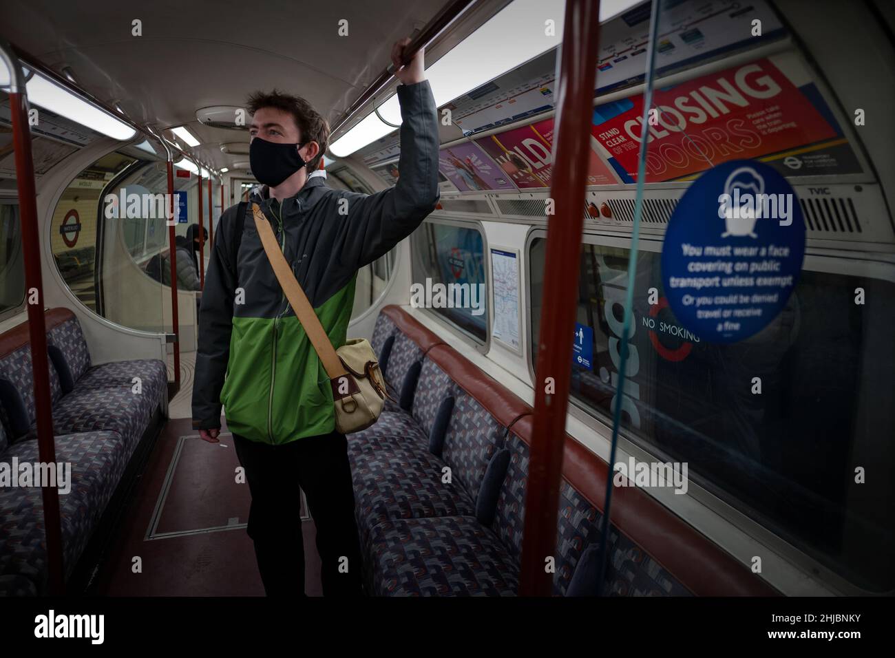 London, Großbritannien. 28th Januar 2022. Passagiere der Londoner U-Bahn mit Gesichtsmasken schützen vor Covid-Infektionen 28. Januar 2022 Passagiere in der Londoner U-Bahn, Einige tragen Gesichtsmasken zum Schutz vor Covid-Infektionen und andere nicht, da die Plan-B-Gesichtsmasken-Gesetzgebung entspannt ist und es Mitgliedern der Öffentlichkeit ermöglicht, sich selbst zu entscheiden, dass sie Gesichtsmasken tragen. Foto: BRIAN HARRIS/Alamy Live News Stockfoto
