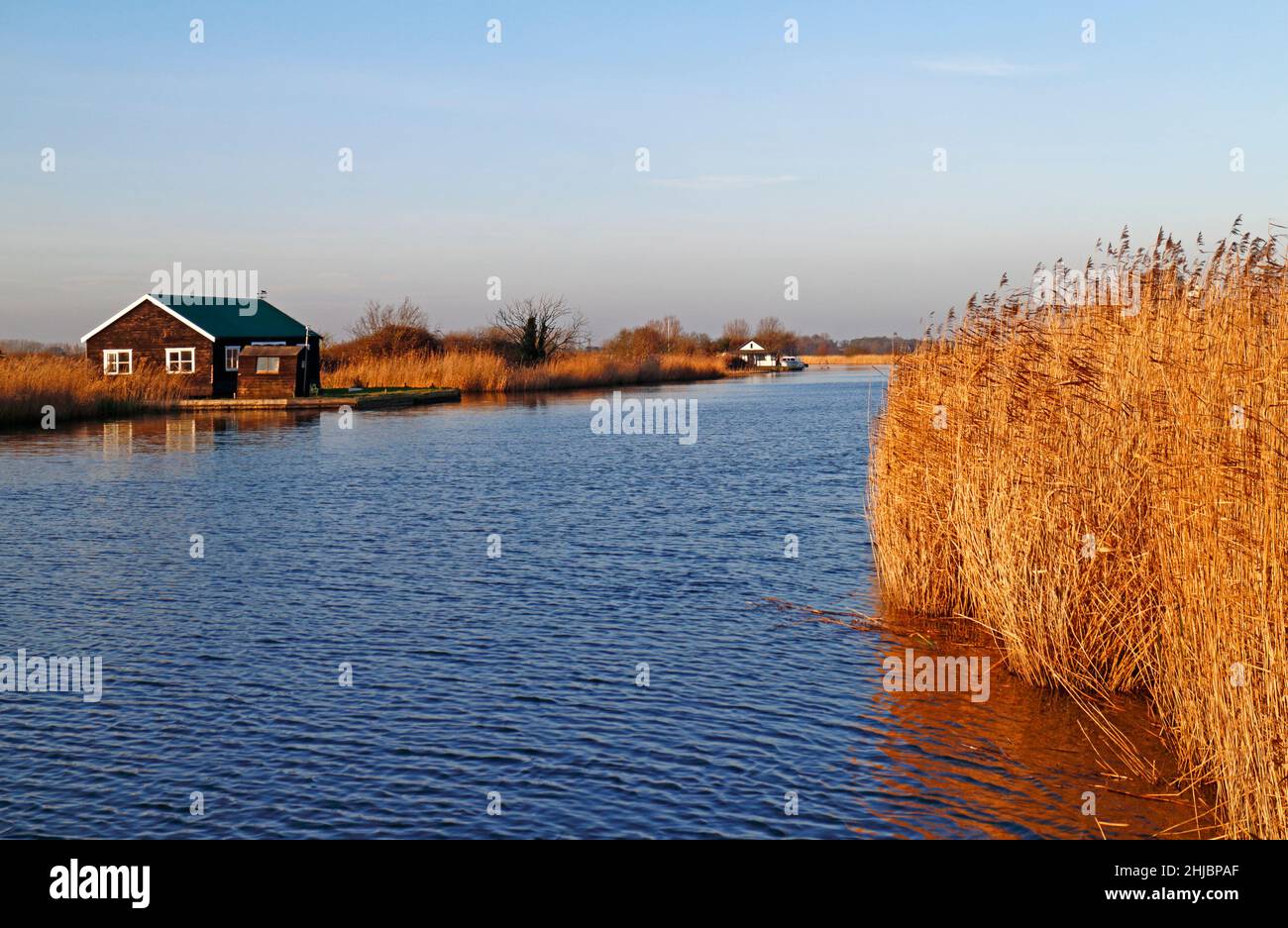 Ein Blick auf den Fluss Thurne an einem schönen Wintertag auf den Norfolk Broads außerhalb der Saison ohne Schiffsverkehr in Thurne, Norfolk, England, Großbritannien. Stockfoto