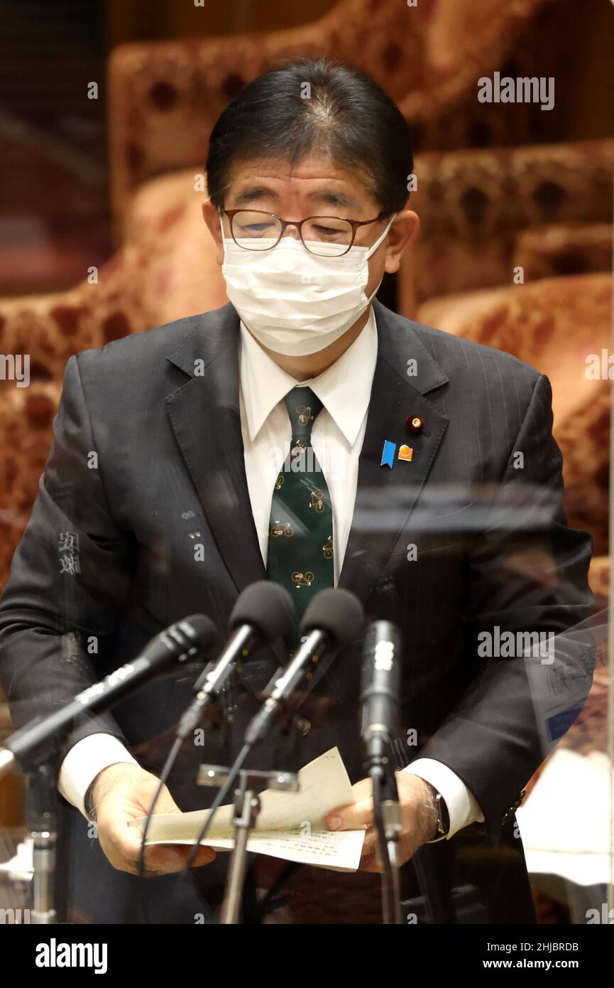 Tokio, Japan. 28th Januar 2022. Der japanische Innenminister Yasushi Kaneko beantwortet eine Frage auf der Sitzung des Haushaltsausschusses des Unterhauses am Freitag, dem 28. Januar 2022, beim Nationaldiät in Tokio. Quelle: Yoshio Tsunoda/AFLO/Alamy Live News Stockfoto