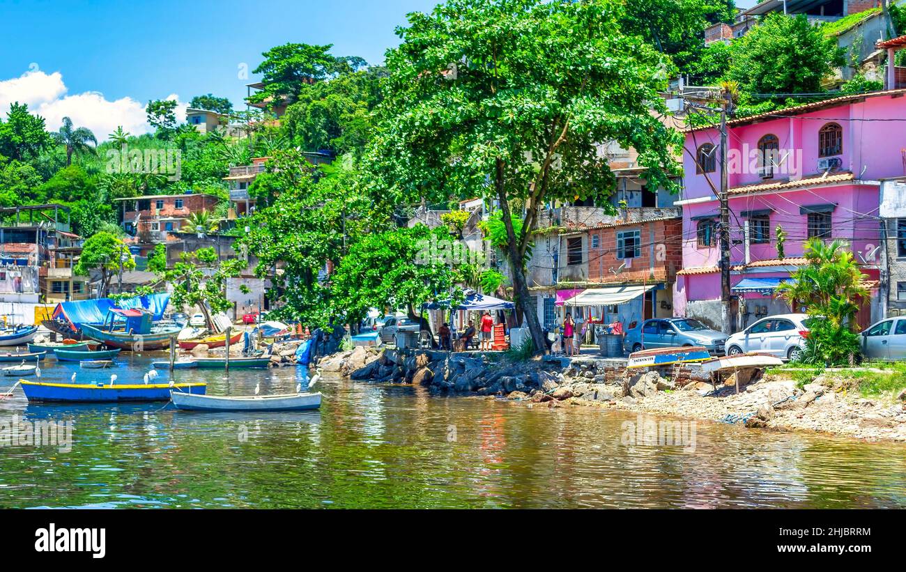 Fischerhäuser und Boote im Küstenbezirk Jurujuba. Die Fischergemeinde Jurujuba ist Teil der Küste der Guanabara-Bucht in Niteroi CI Stockfoto