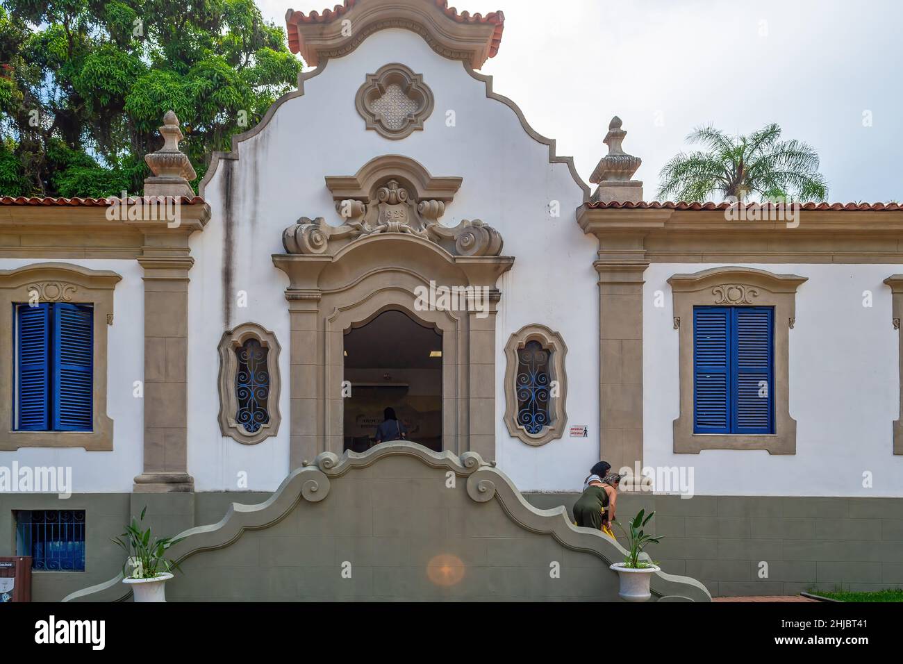 Fassade der ehemaligen Kaiserlichen Schule, derzeit ein Ausstellungszentrum in Quinta da Boa Vista, die ein öffentlicher Park von großer historischer Bedeutung ist loc Stockfoto