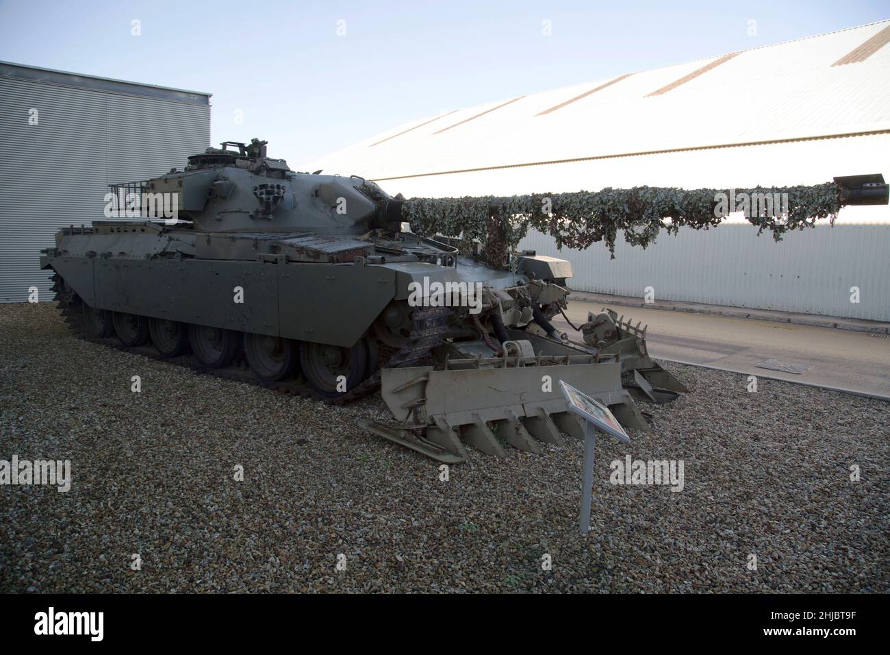 British Army Chieftain Mark 5 Hauptkampfpanzer ausgestattet mit einem Pearson Engineering Track Width Mineplow, Bovington Tank Museum, Dorset, England Stockfoto