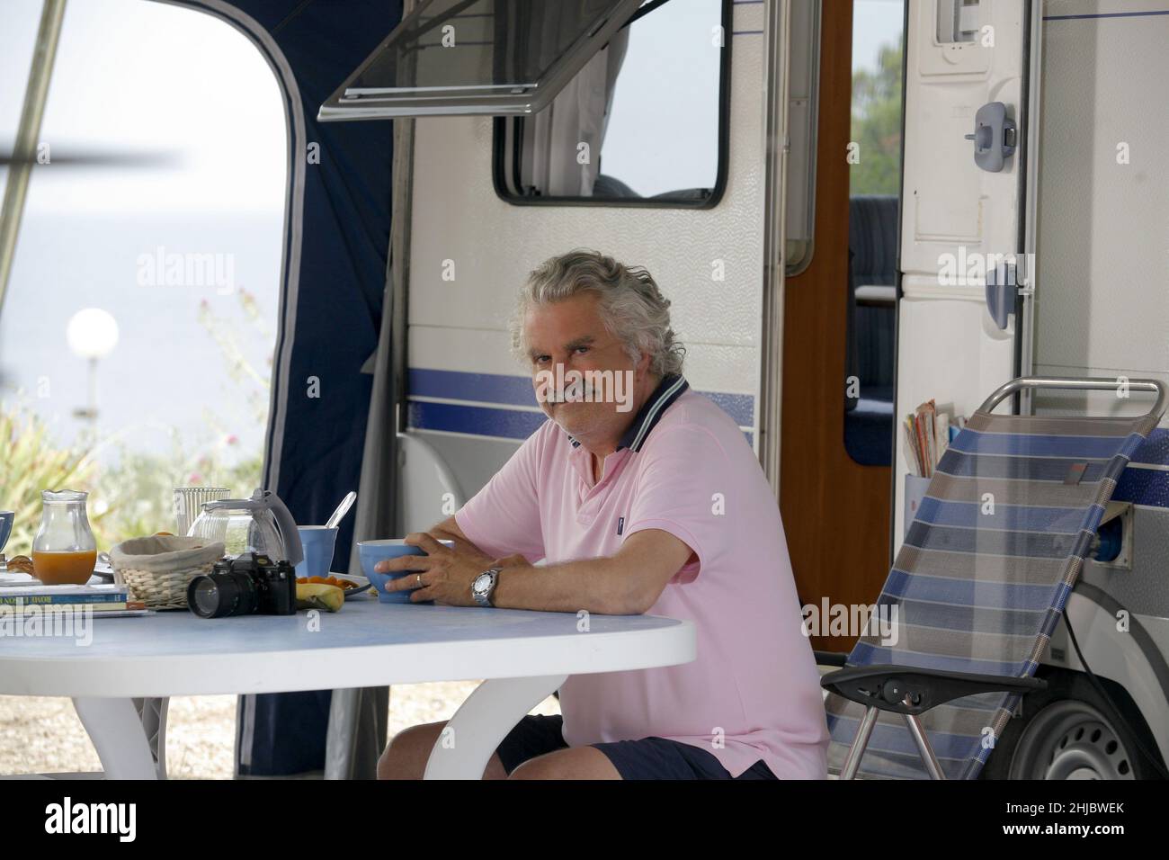 Camping Paradis, Saison 1, Folge 5 : TV-Serie '3 étoiles au camping' (2006-) - Frankreich Jahr: 2009 Regie: Philippe Proteau Roland Magdane Stockfoto