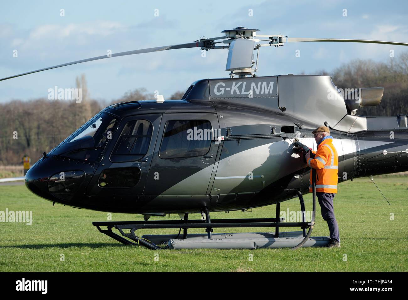 Airbus AS350 Squirrel, ein einmotoriger Executive-Hubschrauber von Saxonair mit Schwimmausrüstung auf Kufen, die 2022 betankt wurden Stockfoto