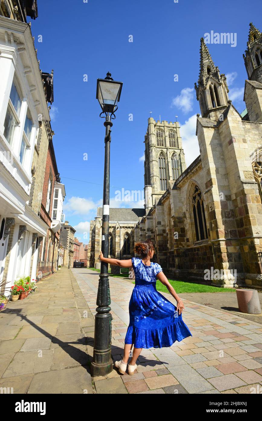 lady beim Spaziergang durch das Howden Minster-Weltkulturerbe im Sommer Yorkshire Großbritannien Stockfoto