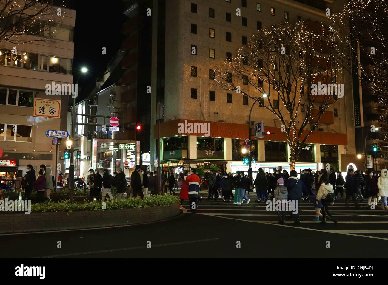 Sendai, Präfektur Miyagi, Japan, 28. Dezember 2021. Beleuchteter 'Lichtzug' auf Jozenji-dori in der Nacht. Stockfoto