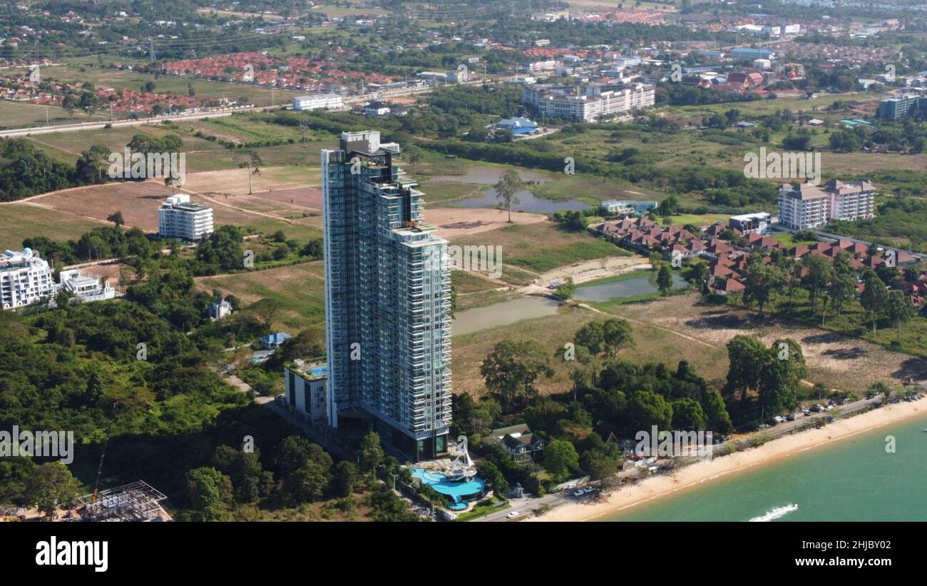 Die Landschaft des Bezirks Bang Saray Chonburi Thailand Südostasien mit einer Drohne fotografiert Stockfoto