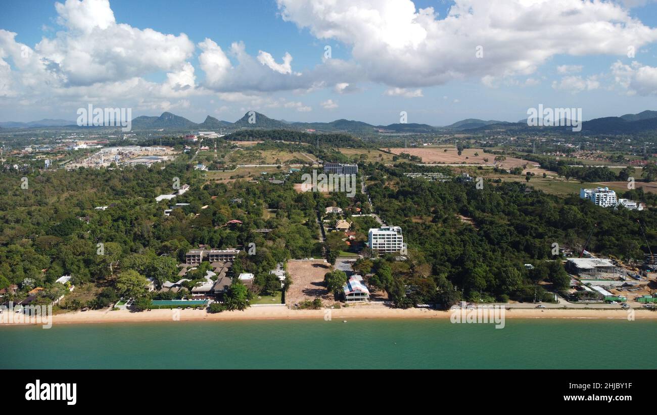 Die Landschaft des Bezirks Bang Saray Chonburi Thailand Südostasien mit einer Drohne fotografiert Stockfoto