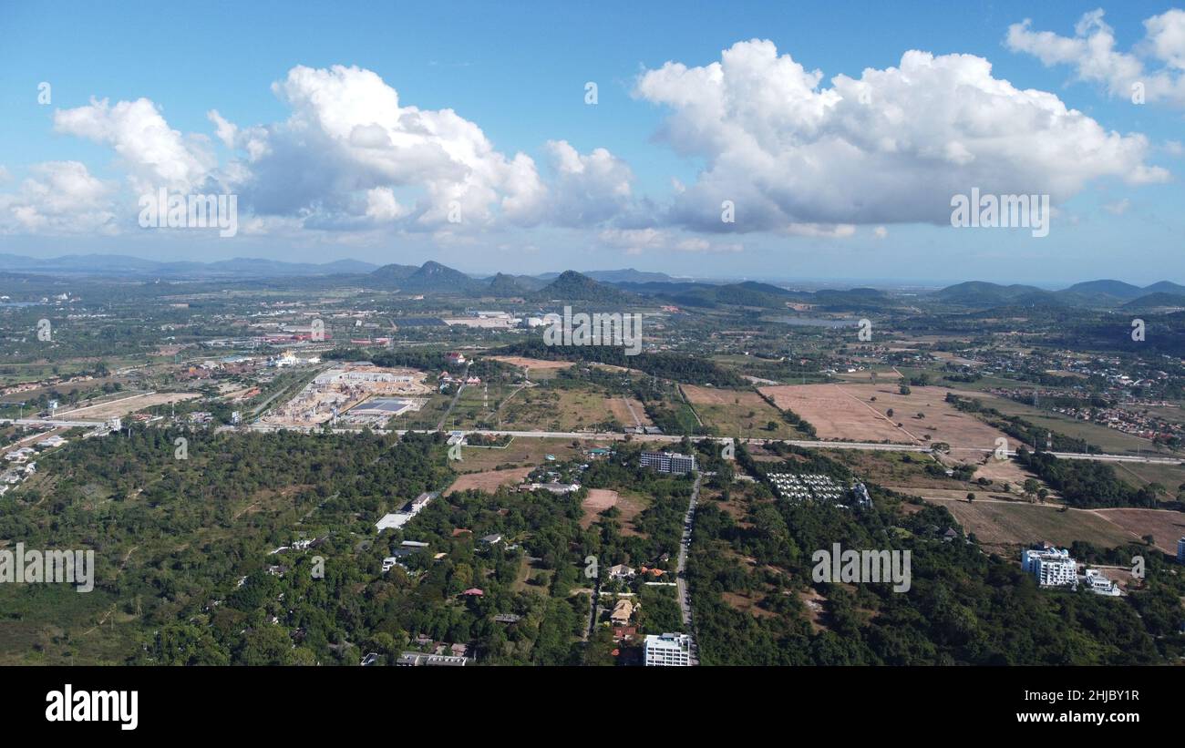 Die Landschaft des Bezirks Bang Saray Chonburi Thailand Südostasien mit einer Drohne fotografiert Stockfoto