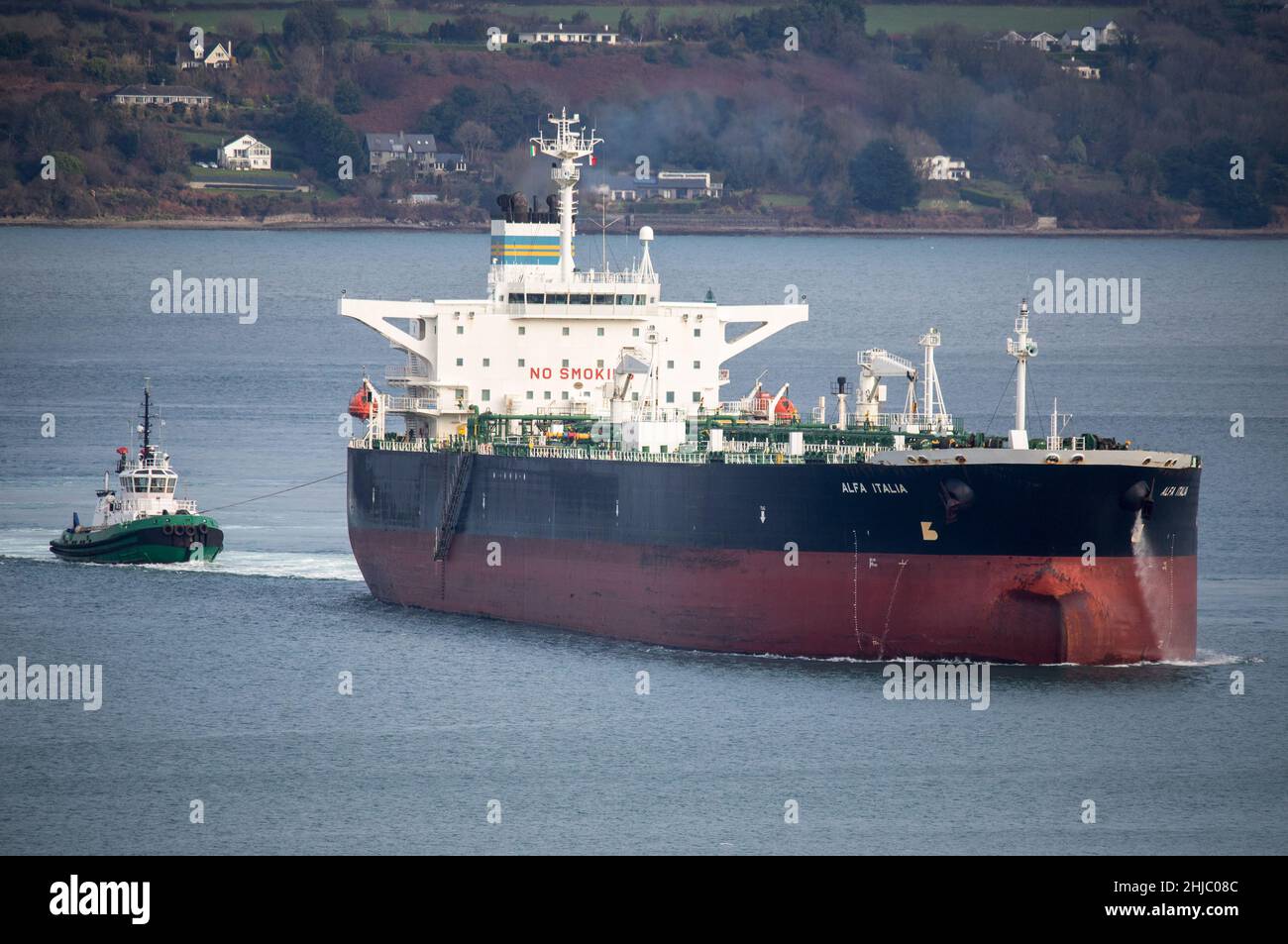 Whitegate, Cork, Irland. 28th. Januar 2022. Das Schlepper Alex begleitet den Tanker Alfa Italia aus dem Hafen, nachdem sie ihre Rohölfracht in der Raffinerie in Whitegate, Co. Cork, Irland, entladen hat. - Credit; David Creedon / Alamy Live News Stockfoto