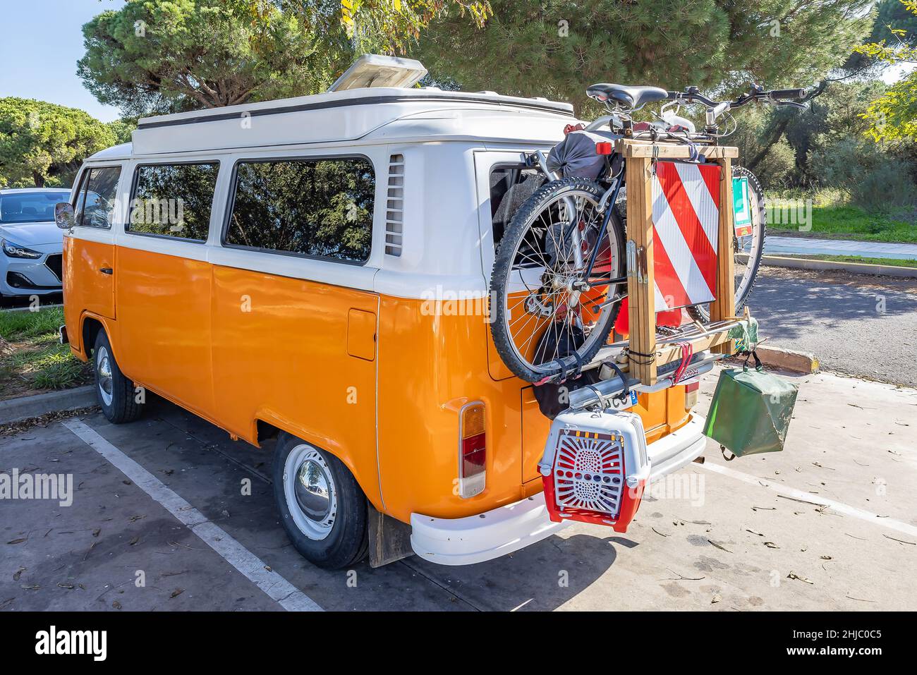El Portil, Huelva, Spanien - 16. Januar 2022: Der klassische Volkswagen Transporter T1 wurde zum Wohnmobil Stockfoto
