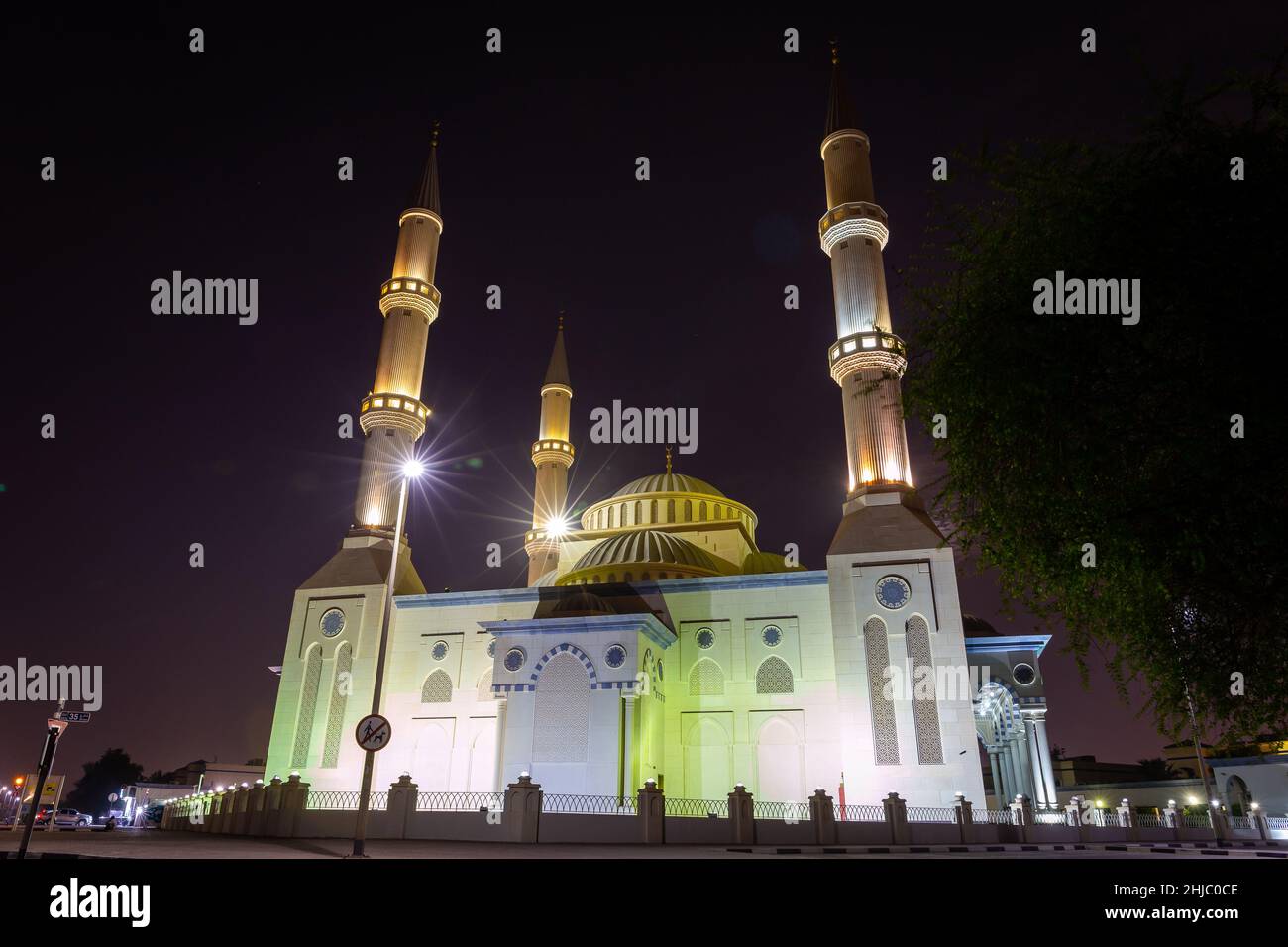 Die Al Farooq Omar bin Al Khattab Moschee, bekannt als Blaue Moschee in Dubai, Vereinigte Arabische Emirate, Architektur im osmanischen Stil, Blick bei Nacht. Stockfoto