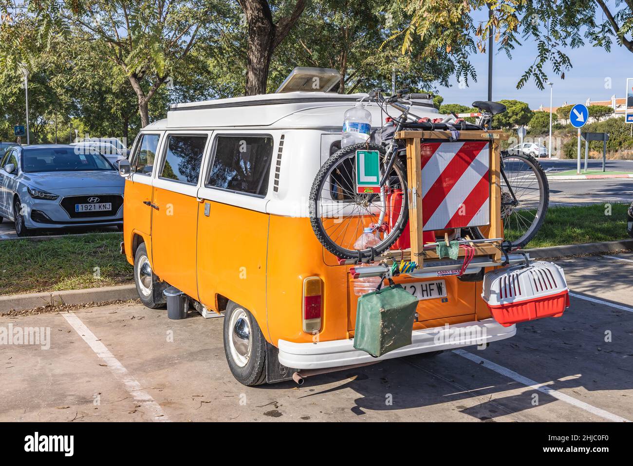 El Portil, Huelva, Spanien - 16. Januar 2022: Der klassische Volkswagen Transporter T1 wurde zum Wohnmobil Stockfoto