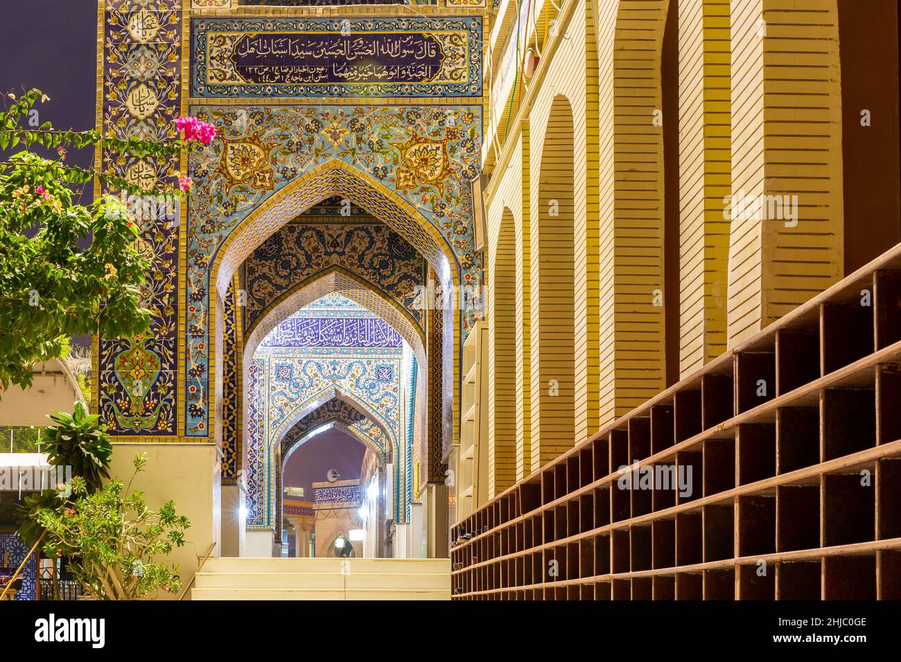 Dubai, VAE, 24.09.21. Die iranische Moschee (Imam Hussein Moschee) in Dubai, Eingangshalle mit bunten Fliesen Fassade, Beispiel der persischen Architektur. Stockfoto