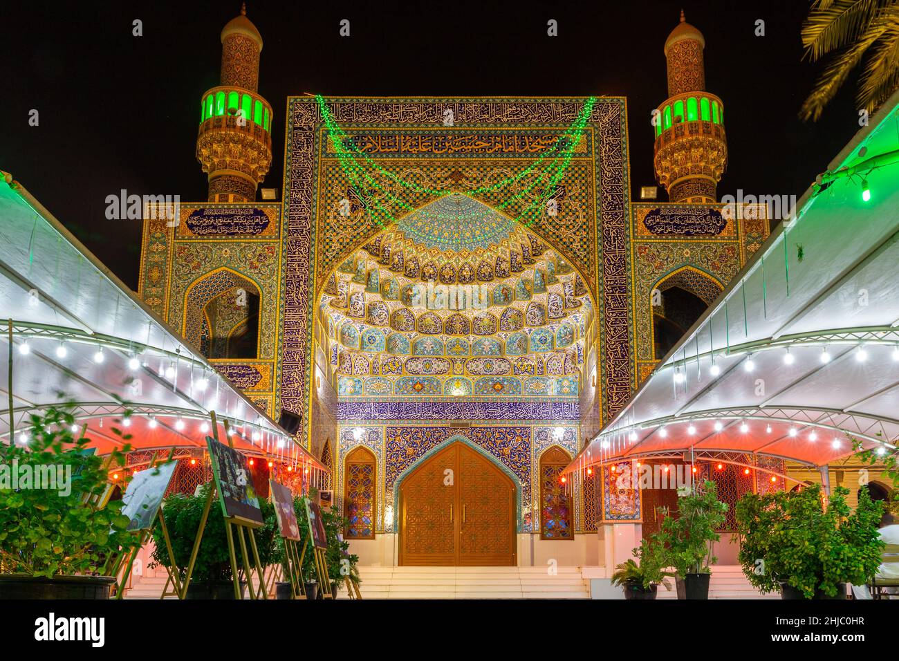 Dubai, VAE, 24.09.21. Die iranische Moschee (Imam Hussein Moschee) Eingang in Dubai, mit bunten Fliesen, persischen Stil Fassade und UAE National Flagge Colo Stockfoto
