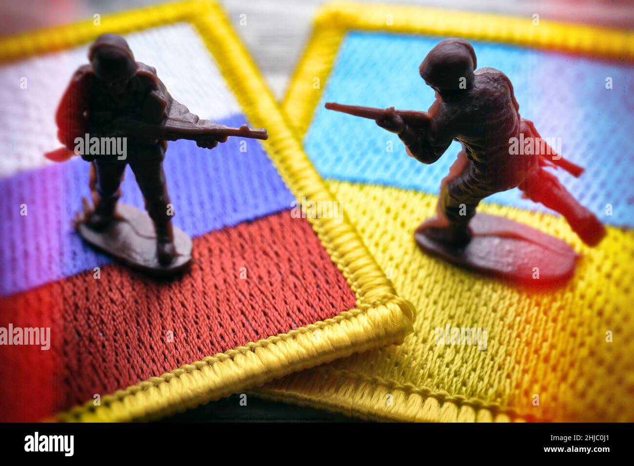 Soldaten Zahlen auf Fahnen von Russland und der Ukraine, Ukraine-Krise Stockfoto