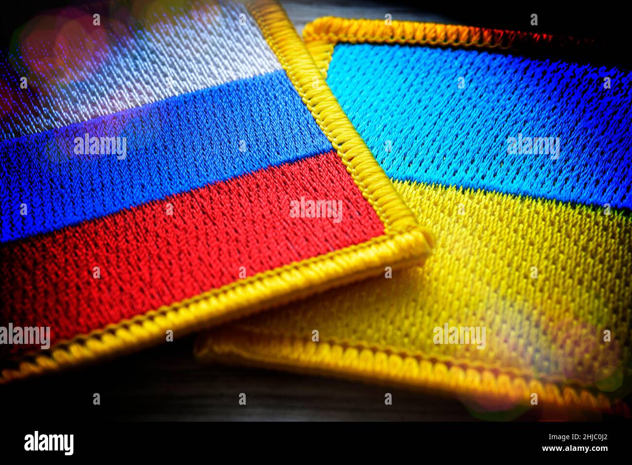 Flaggen von Russland und der Ukraine, Ukraine-Konflikt Stockfoto