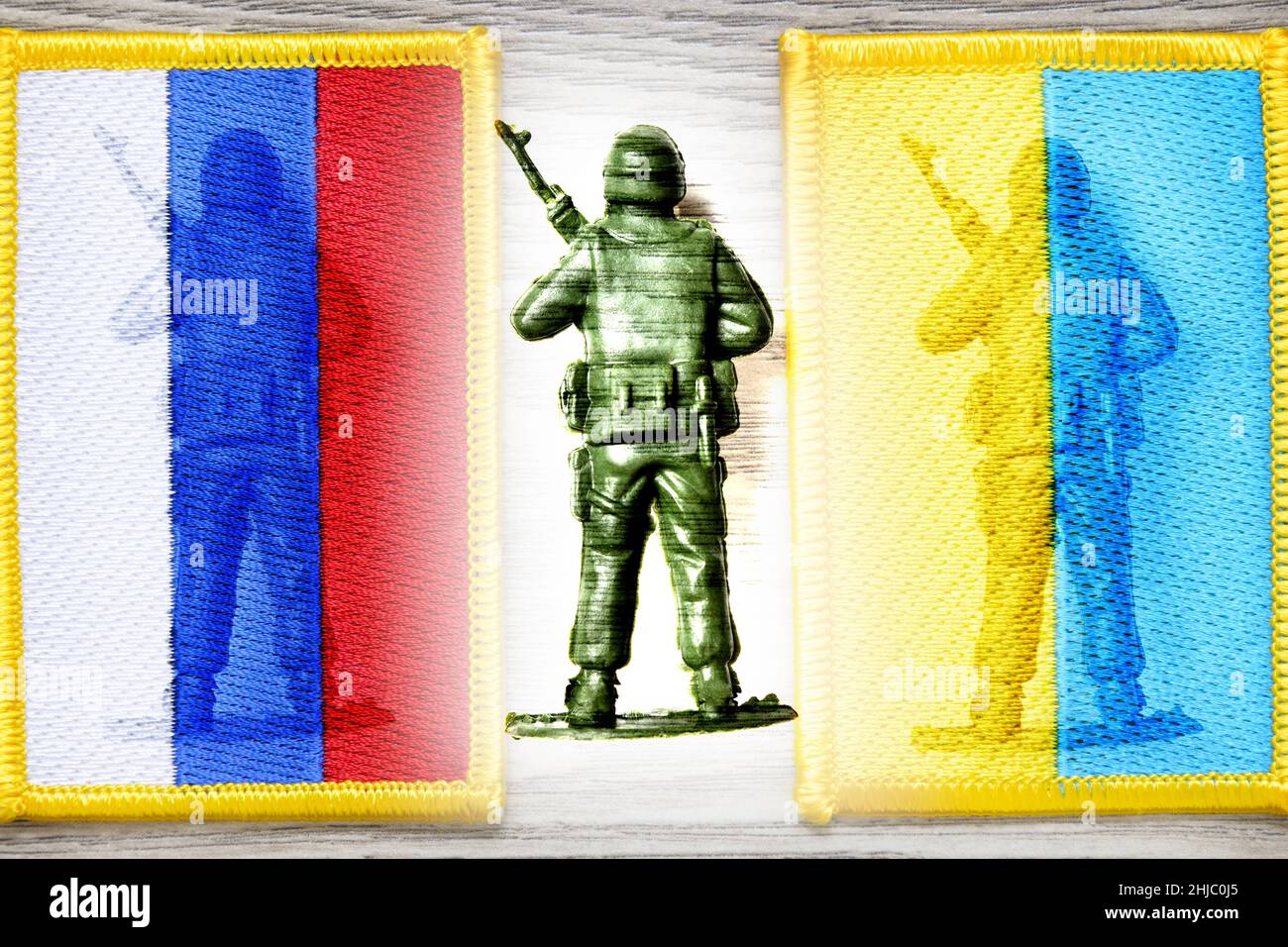 Soldaten Figur zwischen Fahnen von Russland und der Ukraine, Ukraine-Krise Stockfoto