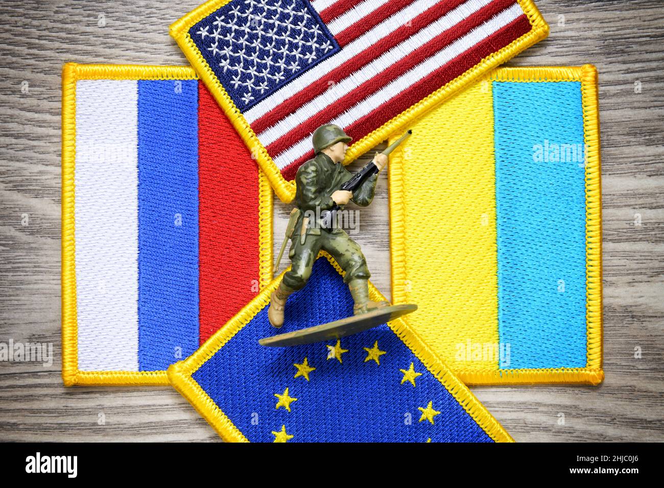 Soldatenfigur auf Fahnen von Russland, der Ukraine, den Vereinigten Staaten und der EU, Ukraine-Krise Stockfoto