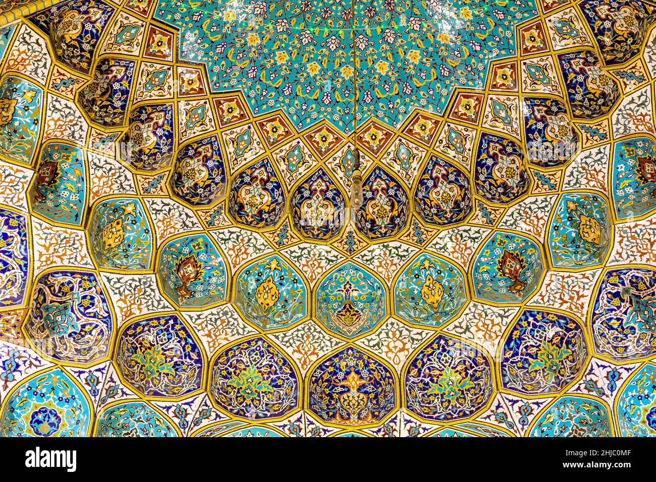Die iranische Moschee (Imam Hussein Moschee) in Dubai farbenfrohe Kuppel mit floralen und geometrischen Kachelmustern, Beispiel persischer Architektur. Stockfoto