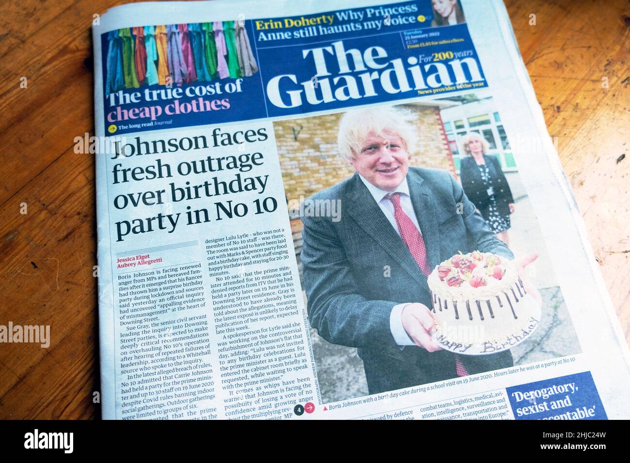 PM Boris 'Johnson steht vor frischer Empörung über die Geburtstagsfeier in No 10' Downing Street Guardian Schlagzeile 25. Januar 2022 London England Großbritannien Stockfoto