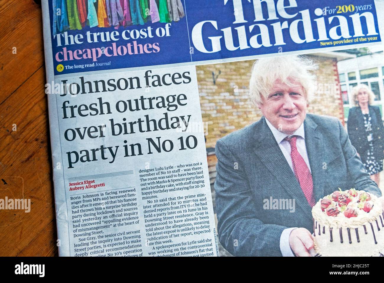 PM Boris 'Johnson steht vor frischer Empörung über die Geburtstagsfeier in No 10' Downing Street Guardian Schlagzeile 25. Januar 2022 London England Großbritannien Stockfoto