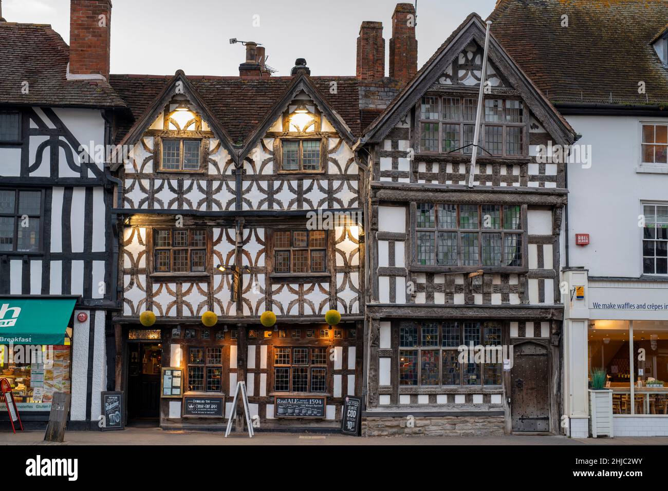 Das Garrick Inn und das Harvard House in der Abenddämmerung. High Street, Stratford-upon-Avon, Warwickshire, England Stockfoto