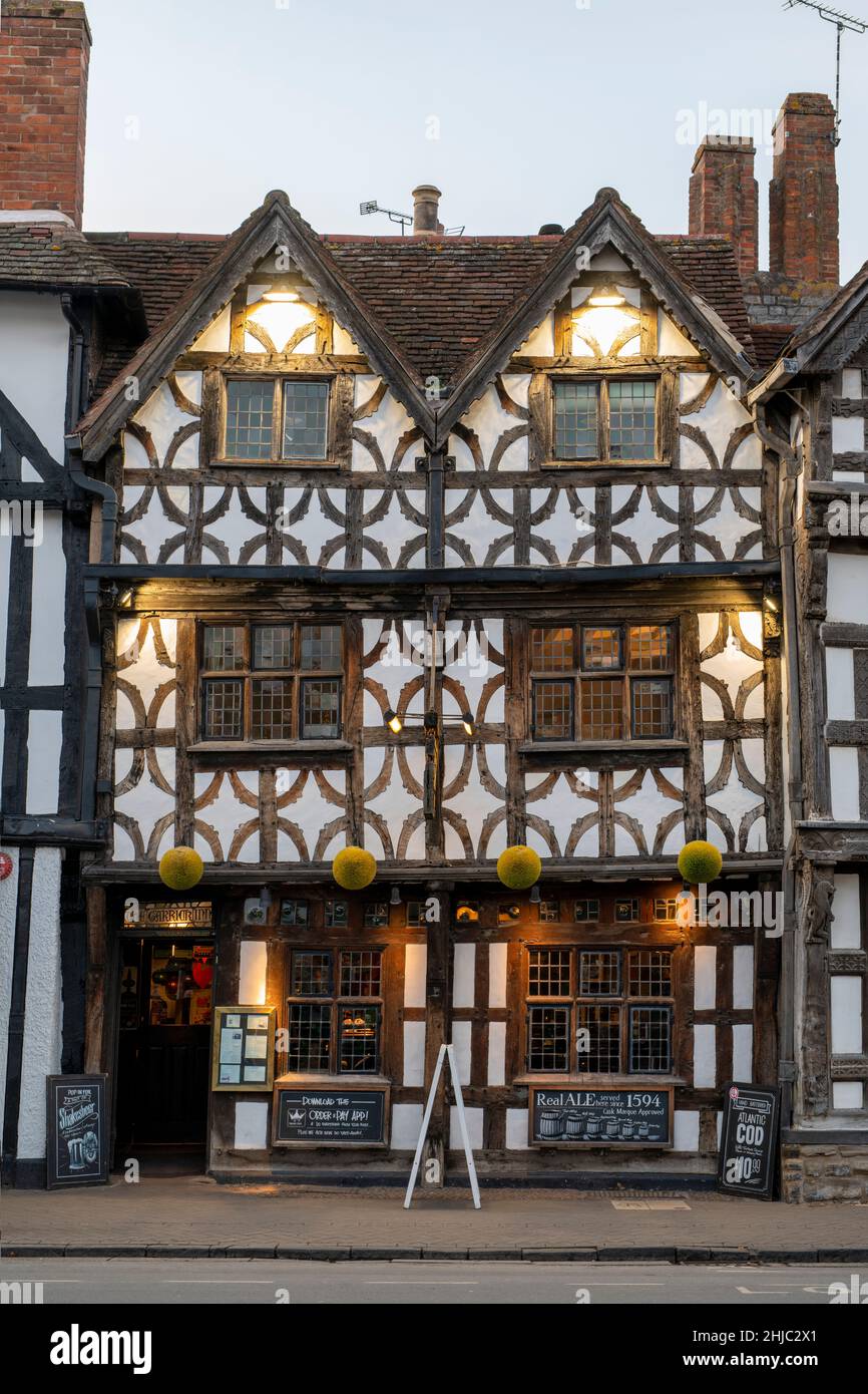 Das Garrick Inn in der Abenddämmerung. High Street, Stratford-upon-Avon, Warwickshire, England Stockfoto