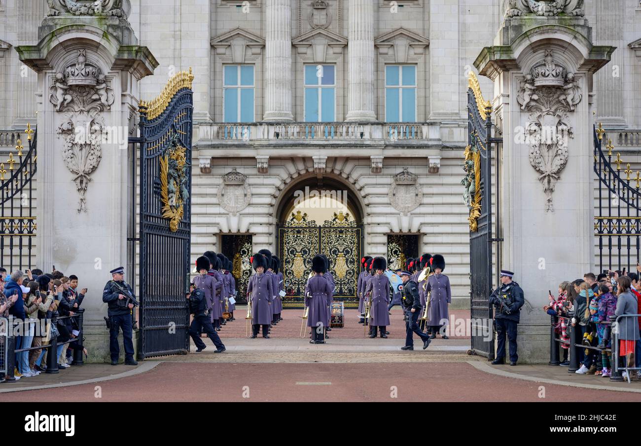 Buckingham Palace, London, Großbritannien. 28. Januar 2022. Die Wachablösung der Königin durch das Farbgeschwader der königlichen Luftwaffe der Königin‘mit musikalischer Unterstützung der Band der königlichen Luftwaffe. Sie ersetzen die alte Wache (Foto), 1st Bataillon Grenadier Guards, die von der Band der Coldstream Guards zurück nach Wellington Barracks begleitet werden. Bild: Ein Polizist kämpft darum, das massive linke Tor zu öffnen. Quelle: Malcolm Park/Alamy Live News. Stockfoto