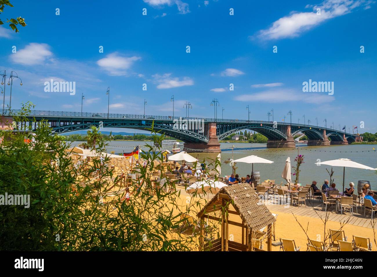 Schöner Blick auf die Theodor-Heuss-Brücke in Mainz, die Brücke zwischen Rheinland-Pfalz und Hessen. Vorne ist die... Stockfoto
