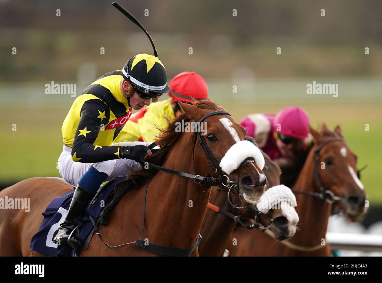 Luke Catton reitet Soyounique (links) auf dem Weg zum Gewinn der MansionBet stolze Partner des AWC-AuszubildengehilfMansionBet stolze Partner des AWC-Auszubildengehilfskapels auf der Lingfield Park Racecourse, Surrey. Bilddatum: Freitag, 28. Januar 2022. Stockfoto