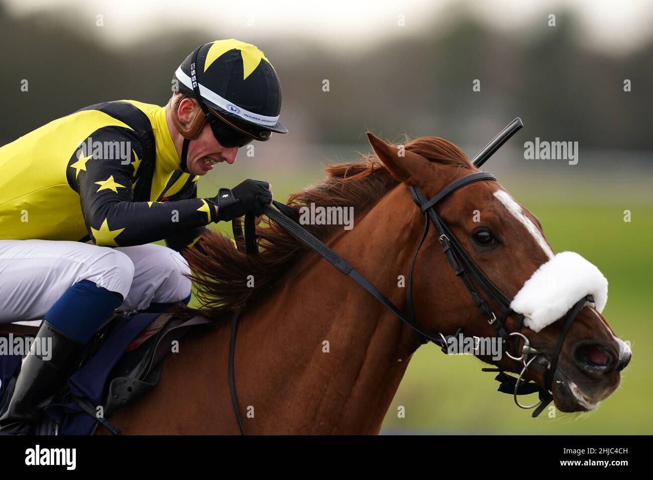 Luke Catton reitet Soyounique auf dem Weg zum Gewinn der MansionBet stolze Partner des AWC-AuszubildengehilfMansionBet stolze Partner des AWC-Auszubildengehilfgehilfs auf der Lingfield Park Racecourse, Surrey. Bilddatum: Freitag, 28. Januar 2022. Stockfoto