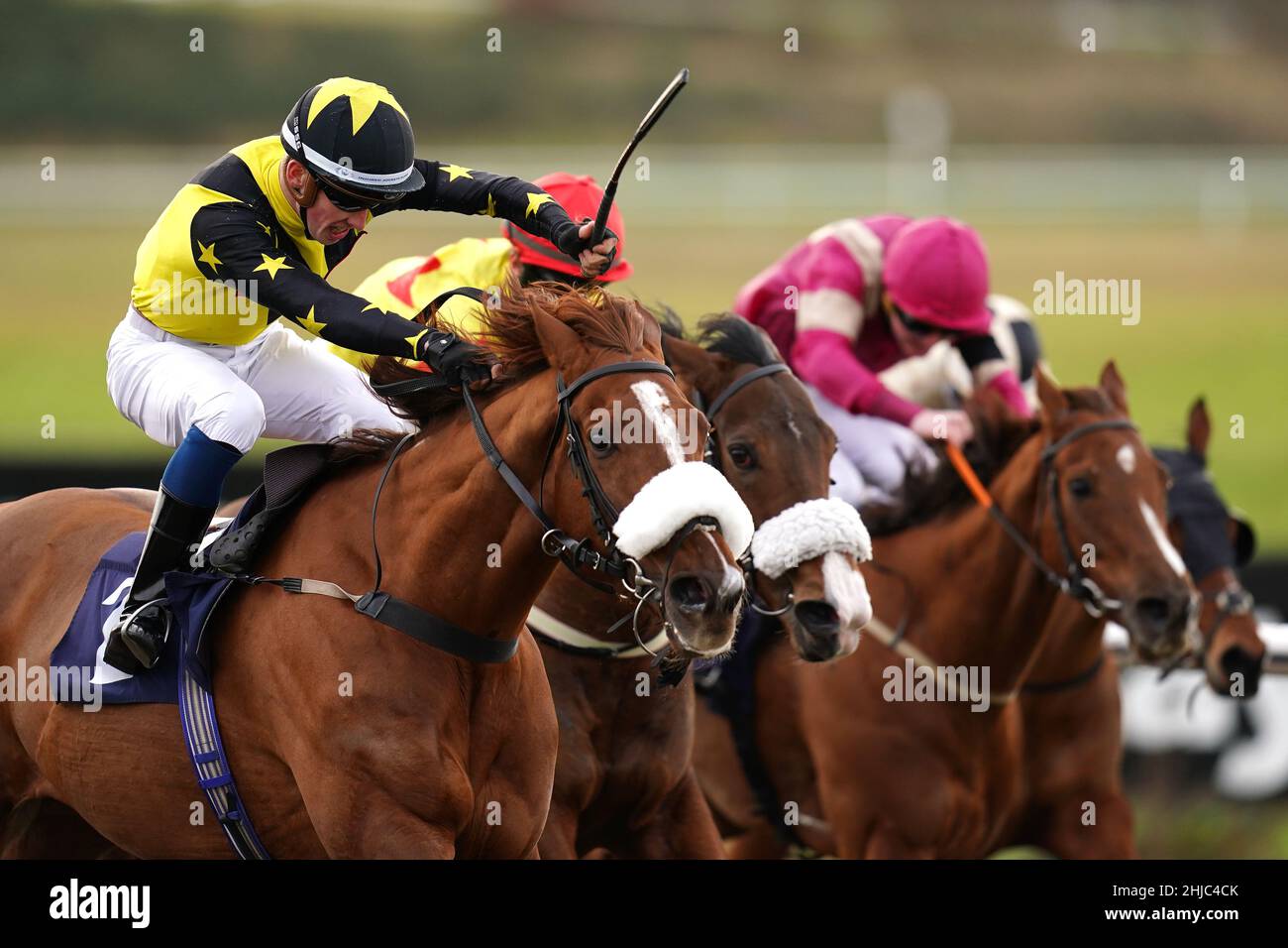 Luke Catton reitet Soyounique (links) auf dem Weg zum Gewinn der MansionBet stolze Partner des AWC-AuszubildengehilfMansionBet stolze Partner des AWC-Auszubildengehilfskapels auf der Lingfield Park Racecourse, Surrey. Bilddatum: Freitag, 28. Januar 2022. Stockfoto