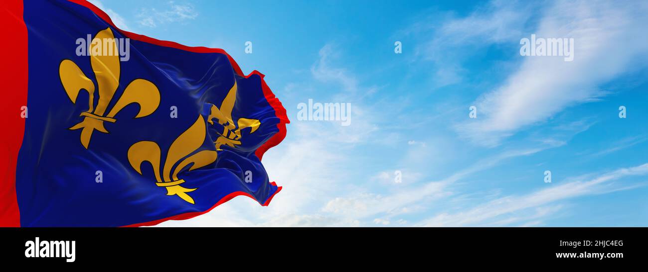 Flagge von Anjou, Frankreich bei bewölktem Himmel Hintergrund bei Sonnenuntergang, Panoramablick. Französisches Reise- und Patriot-Konzept. Platz zum Kopieren für breites Banner. 3D illustrat Stockfoto