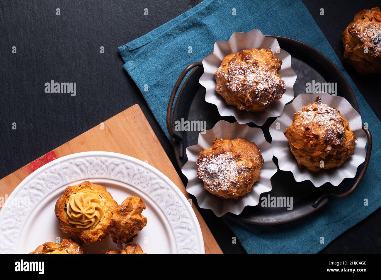 Lebensmittelkonzept hausgemachte Caramel Choux a la Cream oder Choux Cream Puffs auf dunklem Hintergrund mit Kopierfläche Stockfoto