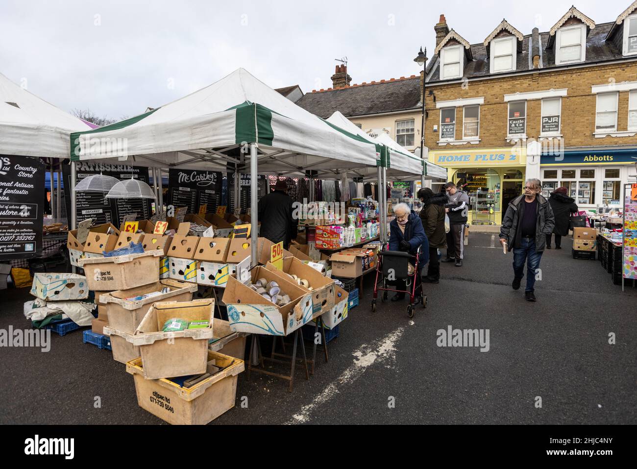 Rochford in Essex, wo jeden Dienstag der alte mittelalterliche Stadtplatz der Einheimischen einen Markt aus dem Jahr 1752, England, Großbritannien, abhalten Stockfoto
