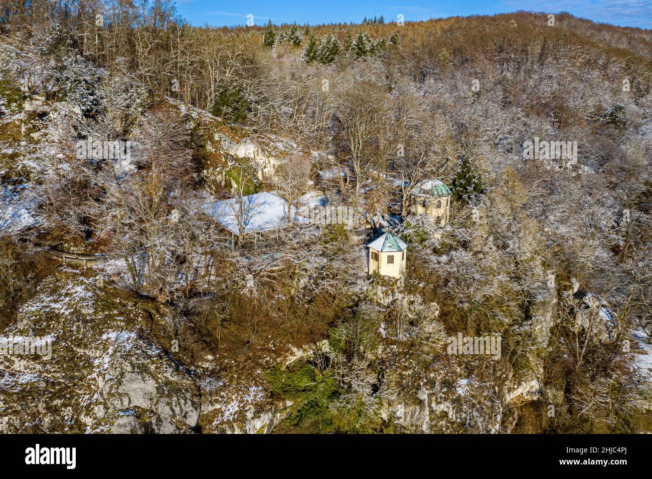 Luftaufnahme der Stalaktitenhöhle Schulerloch im Naturpark altmühltal bei kelheim, bayern, deutschland Stockfoto