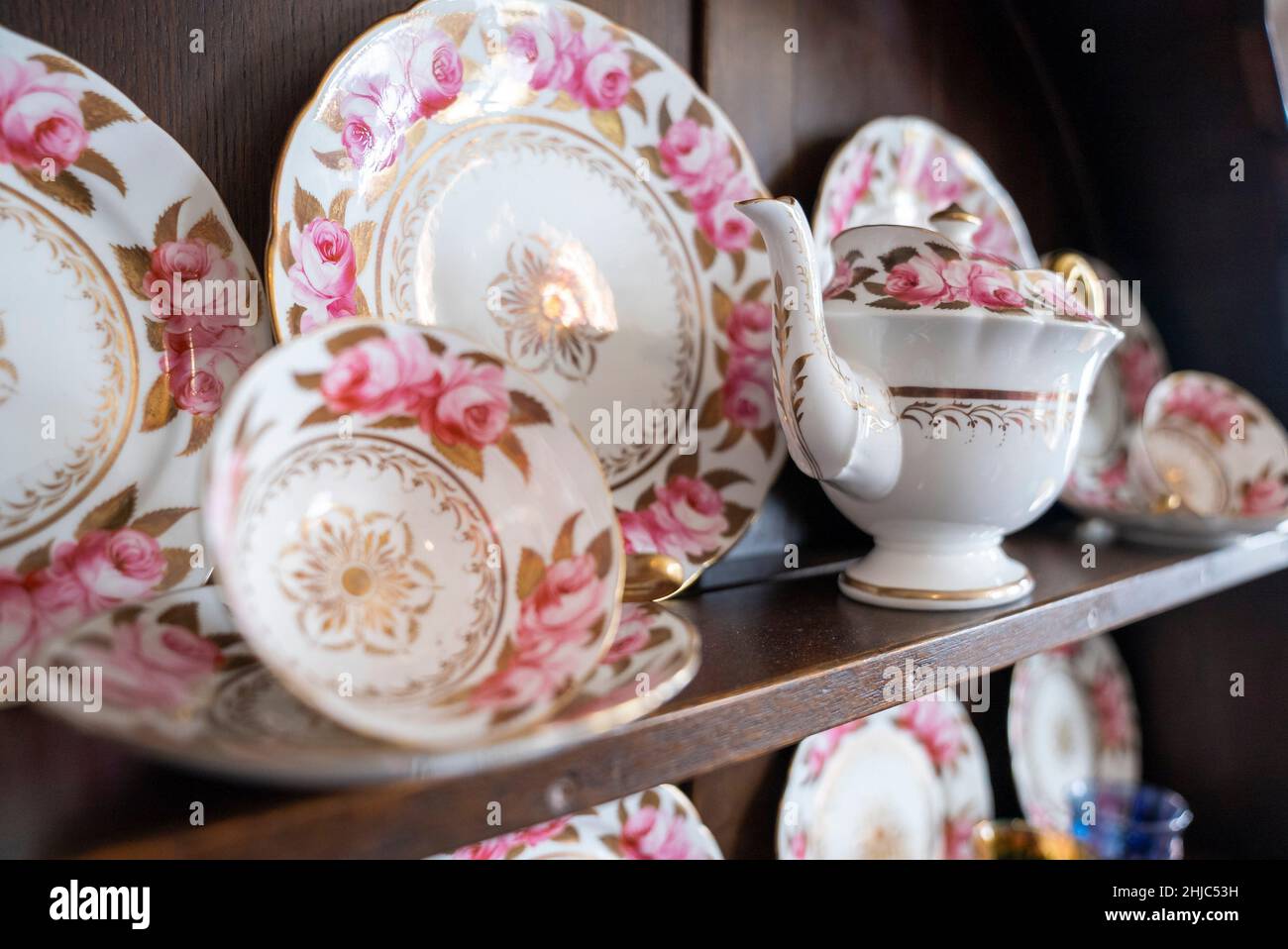 Verschiedene weiße Teller Schüsseln und Teekannen zum Verkauf im Geschäft Stockfoto