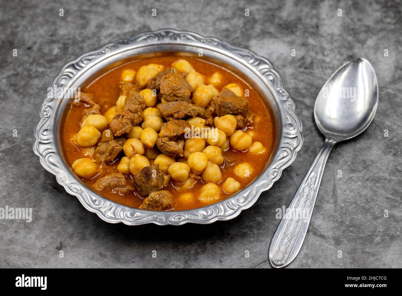 Traditionelle leckere türkische Speisen; türkische Küche Kichererbsen mit Fleisch. Türkischer Name; Etli nohut Stockfoto