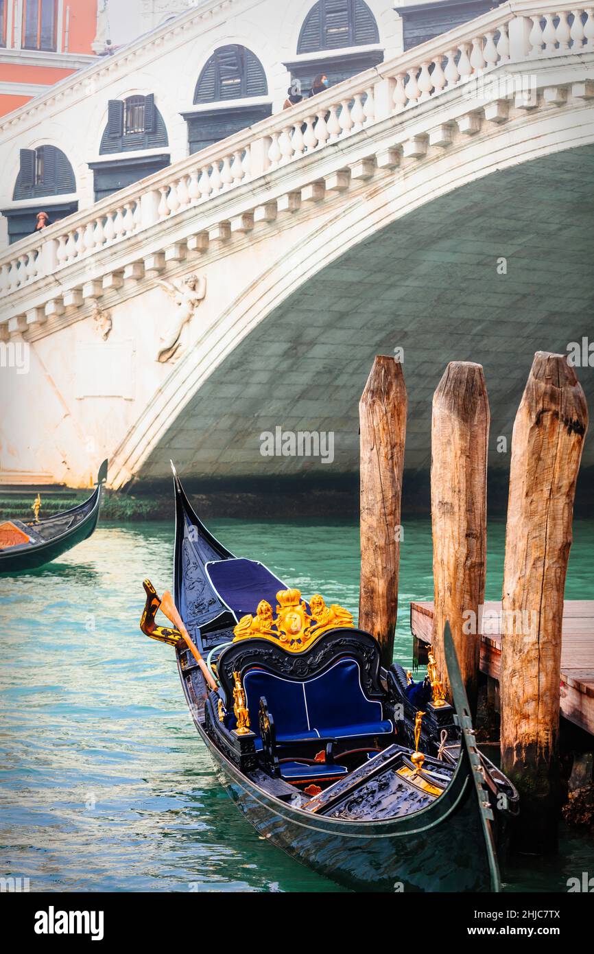 Schönste und romantischste Stadt Venedig, Italien. Gondelboot und Rialtobrücke Stockfoto
