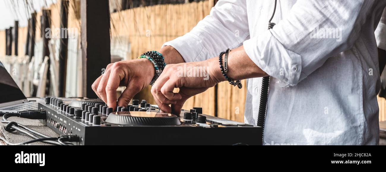 Horizontales Banner mit Discjockey spielt Musik für Touristen bei Clubparty im Freien am Strand - DJ bei Musik Live-Event - Live-Event, Musik A Stockfoto