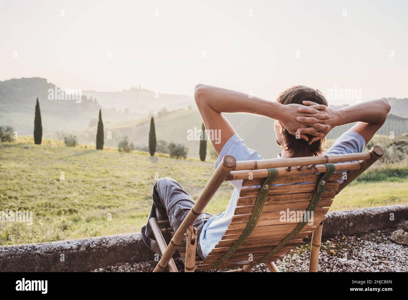 Genießen Sie das Leben. Junger Mann mit Blick auf das Tal in Italien, Entspannung, Urlaub, Reise-Lifestyle, Sommerspaß, Achtsamkeitskonzept Stockfoto