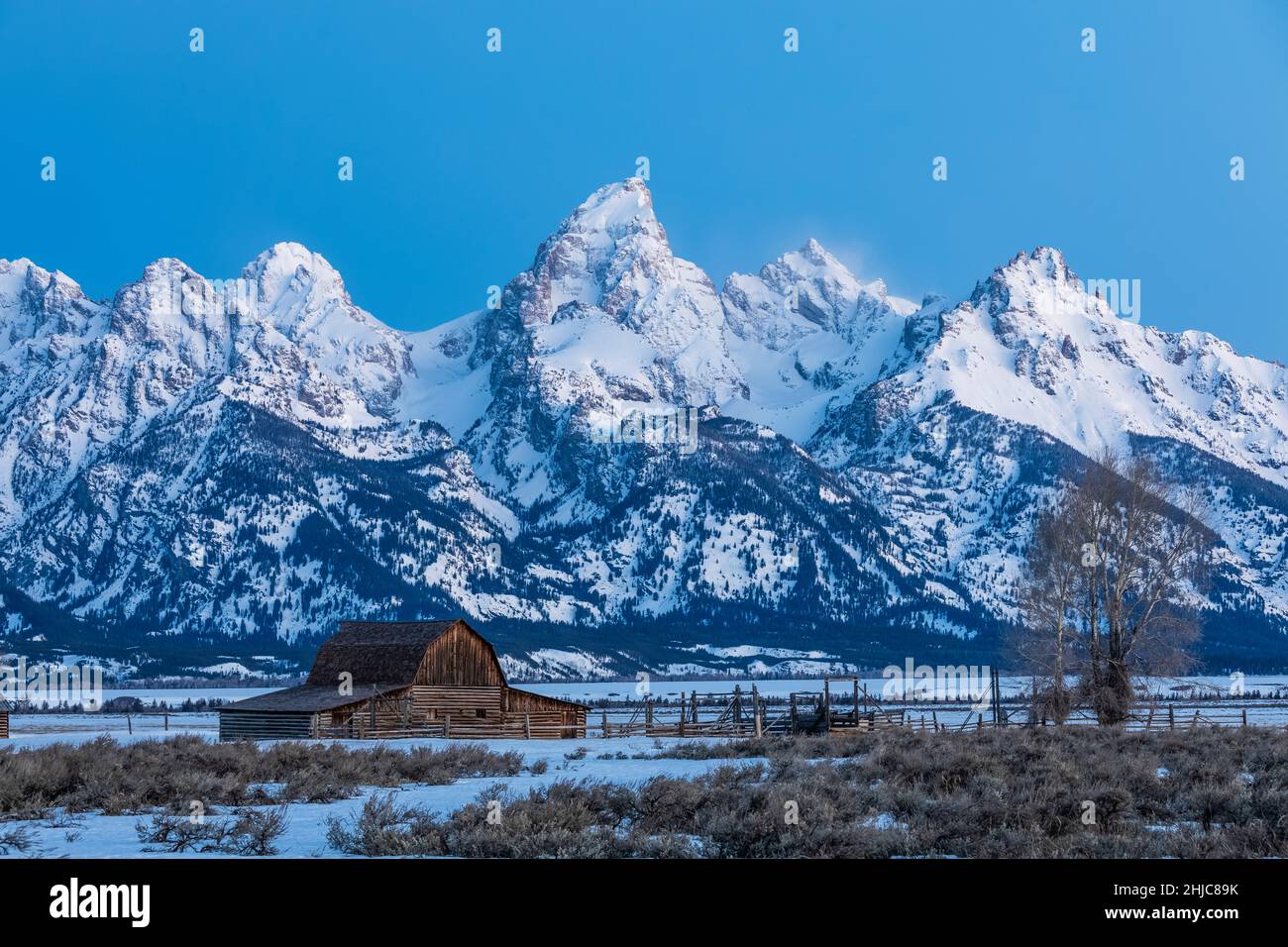 Molton Barn im Morgenlicht mit der Grand Teton Range dahinter, Grand Teton National Park, Wyoming, USA Stockfoto