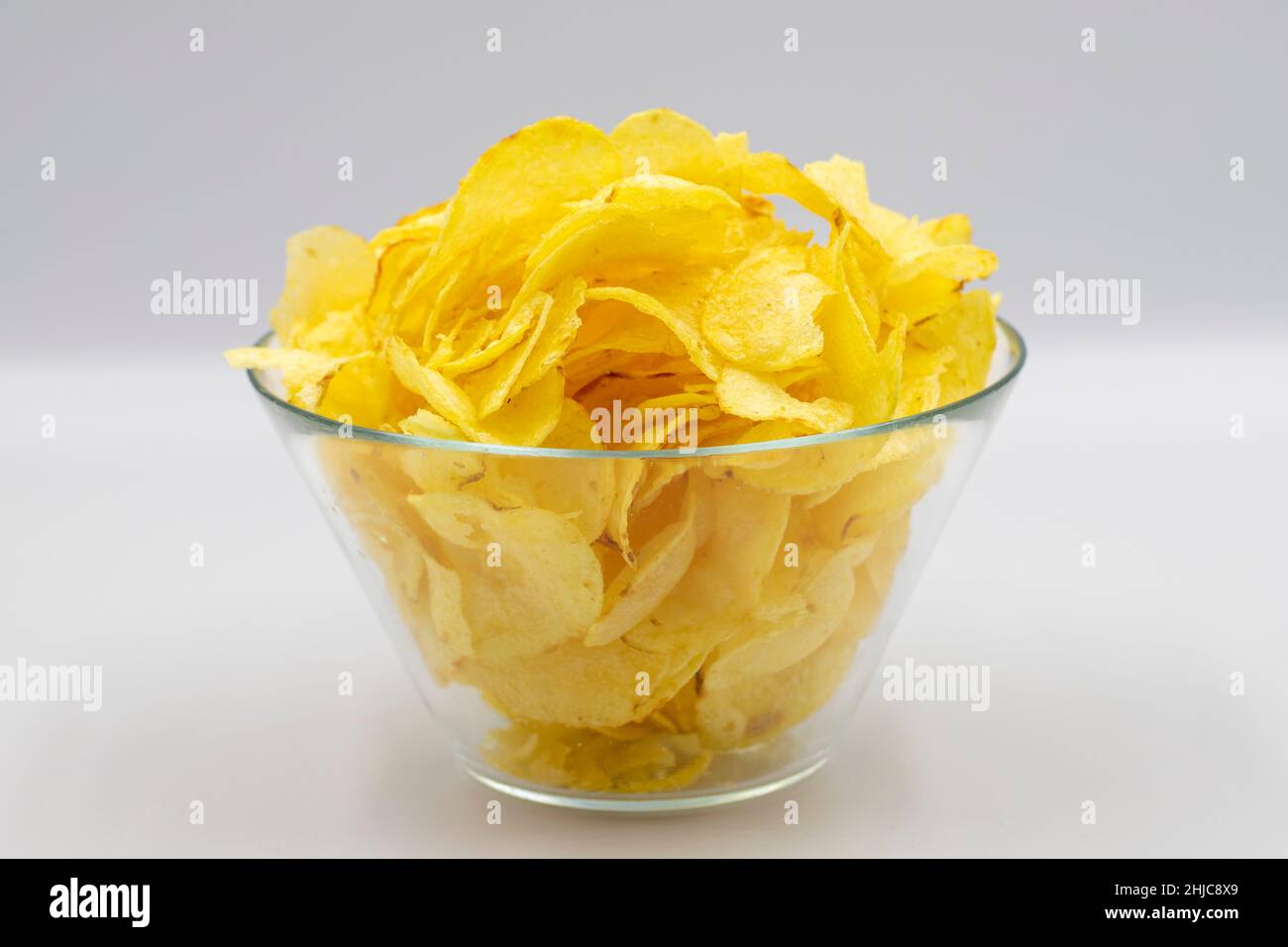 Kartoffelchips oder Crispy in einer Schüssel auf weißem Hintergrund. Nahaufnahme Stockfoto