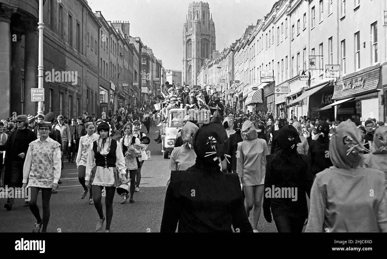 Bristol University Rag 1968: Schwimmer machen sich langsam auf den Weg die Park Street entlang, nachdem sie am Parkplatz der Clifton Down Station gestartet sind und am Samstag, dem 9. März, zu Beginn der Rag-Prozession 1968 die Victoria Rooms passiert haben. Die Parade, angeführt von Radio 1 DJ Ed Stewart und der 1968 Rag Queen, ging um das Stadtzentrum, bevor sie entlang der Park Row zu den Victoria Rooms zurückkehrte. Tausende Zuschauer säumten die Straßen und Tausende von Pfund wurden für wohltätige Zwecke gesammelt. Stockfoto