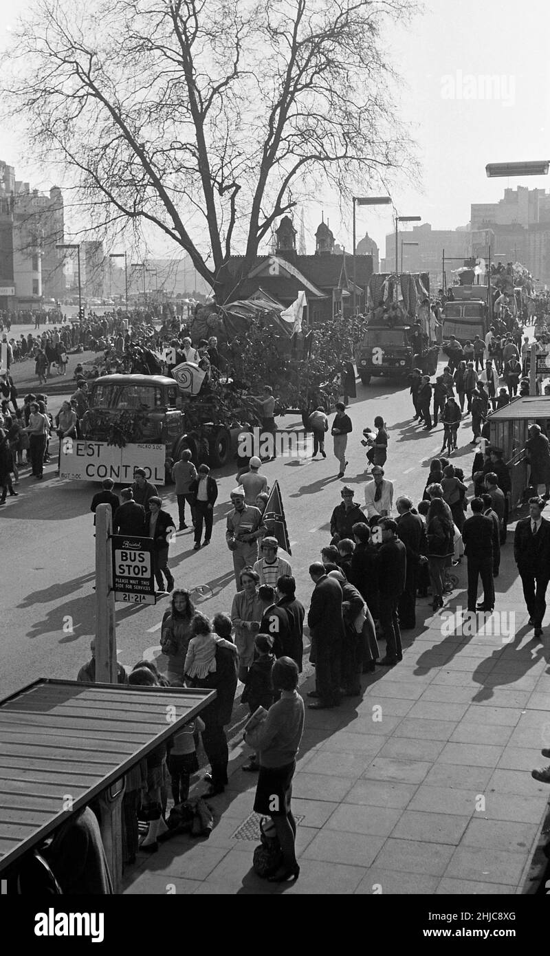 Bristol University Rag 1968: Schwimmt bei der Rag-Prozession 1968, die sich am Samstag, dem 9. März, vom Parkplatz der Clifton Down Station langsam um das Center schlängelnd. Die Parade, angeführt von Radio 1 DJ Ed Stewart und der 1968 Rag Queen, passierte die Victoria Rooms und Wills Memorial Building und kehrte nach dem Umkreisen des Stadtzentrums in die Victoria Rooms zurück. Tausende von Zuschauern säumten die Straßen und Tausende von Pfund wurden für wohltätige Zwecke aus den Pfennigen, Sechzenzen und halben Kronen gesammelt, die in Sammeldosen gesteckt oder in die Eimer, Kappen und umgedrehten Regenschirme der Studenten geworfen wurden. Stockfoto