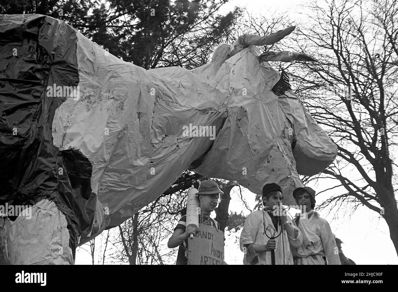 Bristol University Rag 1968: Der Siegerwagen der Rag-Prozession 1968 passiert Radio 1 DJ Ed Stewart am Ende der Parade, die er mit der diesjährigen Rag Queen durch die Stadt geführt hatte. Die riesige Kuh wurde von Veterinärstudenten der Centaur Society konstruiert. Nonesuch, die Studentenzeitung, berichtete, dass sie sich realistisch die Lippen leckte, Heu aß und bei der Wasserherstellung den Schwanz hob. Die Prozession war am Samstag, dem 9. März, vom Parkplatz der Clifton Down Station aus aufgeschlagen und durch das Stadtzentrum an den Victoria Rooms und dem Wills Memorial Building vorbeigefahren. Stockfoto