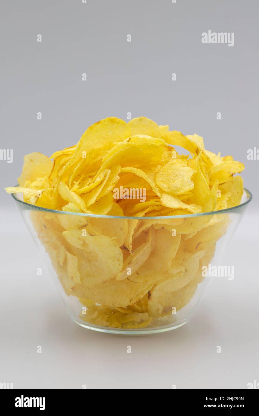 Kartoffelchips oder Crispy in einer Schüssel auf weißem Hintergrund. Nahaufnahme Stockfoto