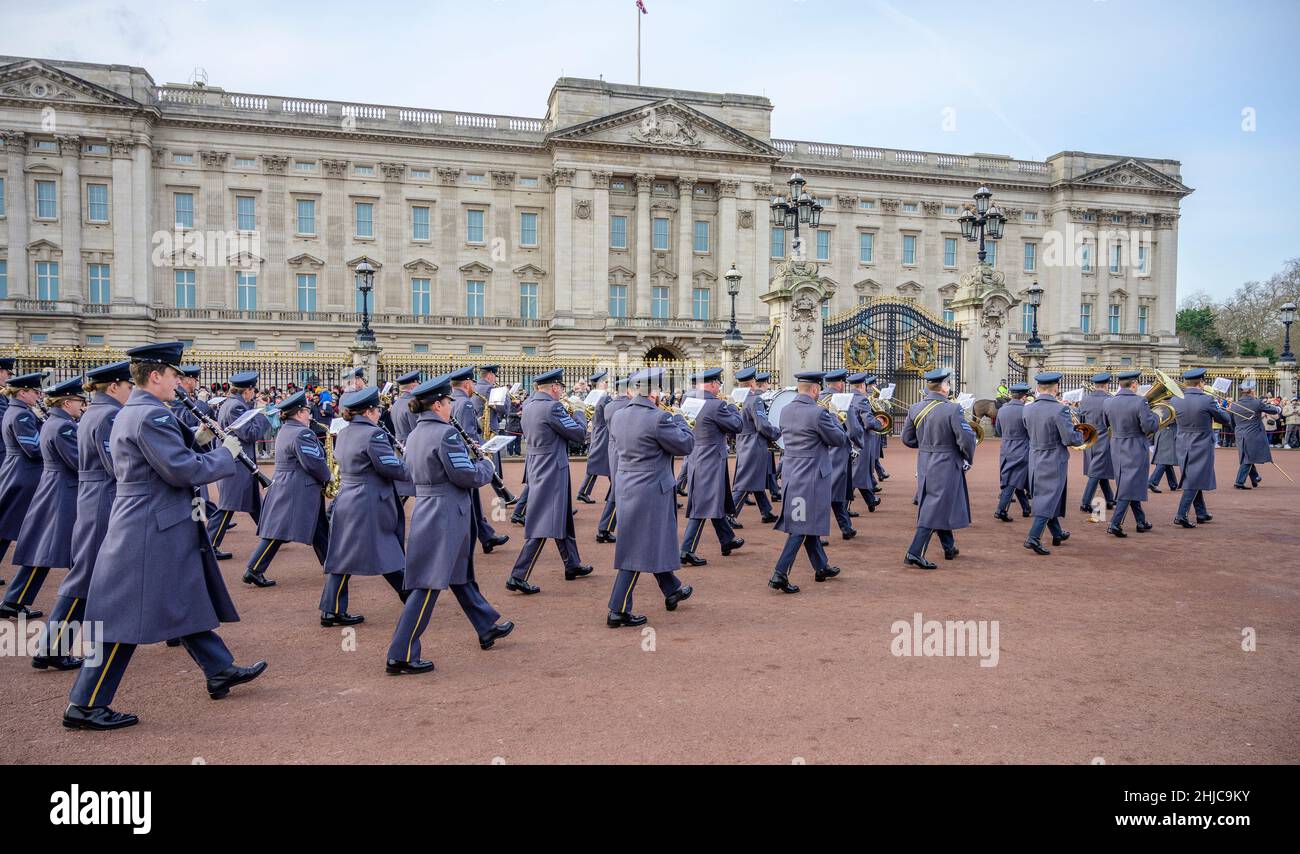 Die Wachablösung der Königin durch das Farbgeschwader der Königlichen Luftwaffe der Königin‘mit musikalischer Unterstützung der Band der Königlichen Luftwaffe bei der Ankunft im Königlichen Palast. Buckingham Palace, London, Großbritannien. 28. Januar 2022. Quelle: Malcolm Park/Alamy Live News. Stockfoto